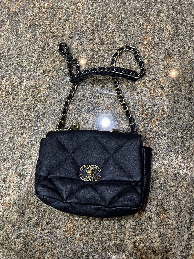 chanel black lambskin 19 (Category: Luxury Bags & Wallets) located in Mapandan. Submitted by thriftyville (Listing ID 1453018335, Image 1). Description: .