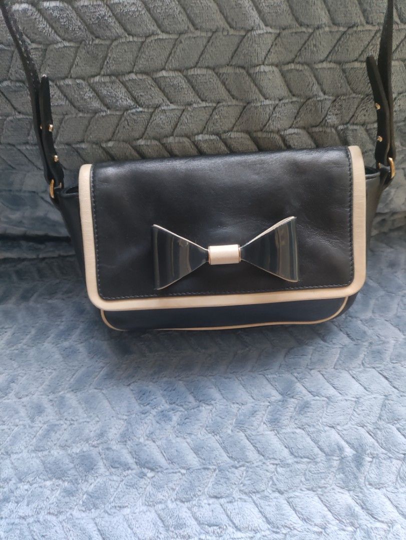 Chloe Black Leather Bow Shoulder Bag (Category: Luxury Bags & Wallets) located in Cainta. Submitted by luxesparkle (Listing ID 1453010772, Image 2). Description: Chloe Sling Bag U.S bought very nice in actual .