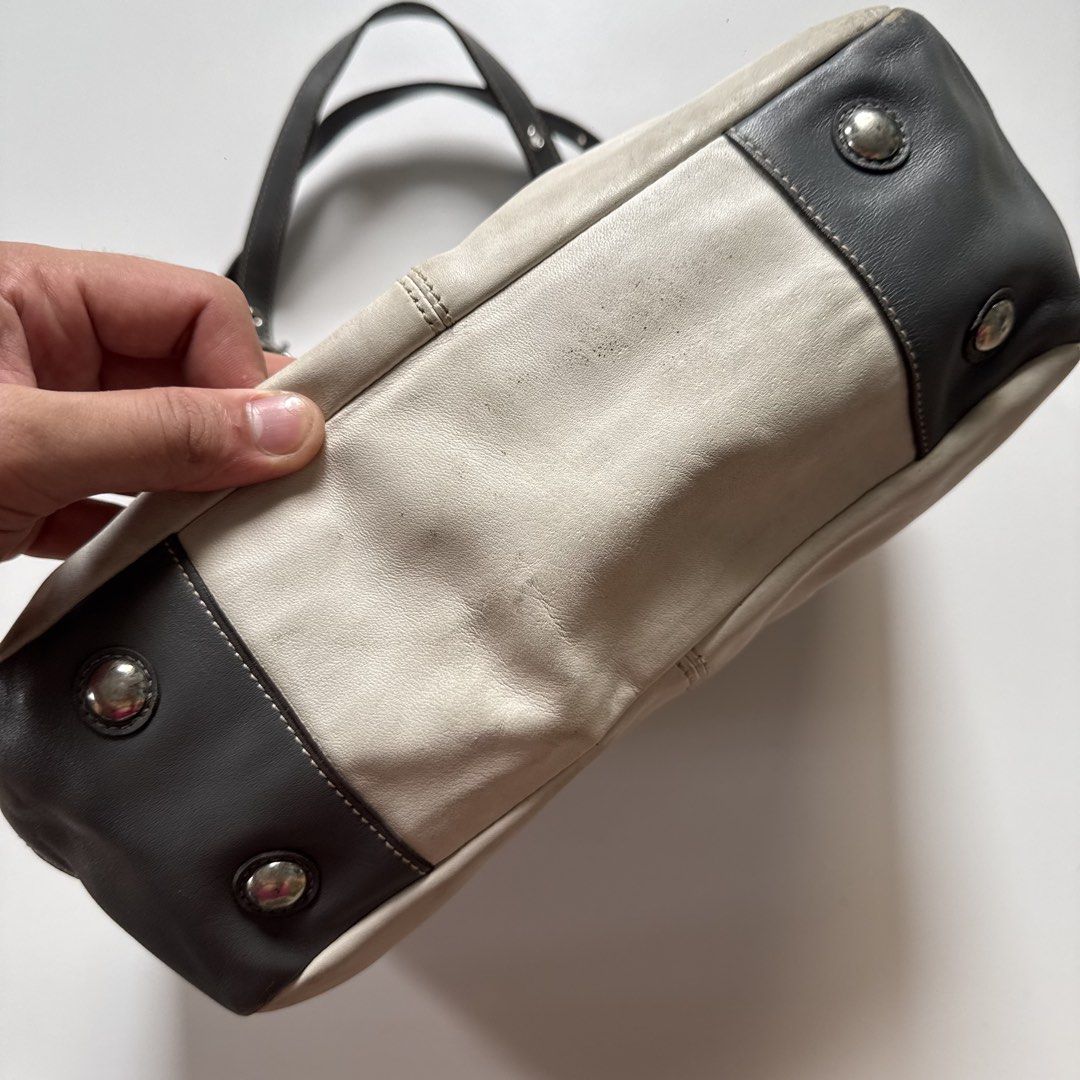 Coach east west white gray shoulder (Category: Luxury Bags & Wallets) located in Cavite. Submitted by kalebfindsluxs (Listing ID 1453029368, Image 3). Description: Coach east west white gray shoulder Good Sign of usage Leather rubs scratches Check details - 2k + sf Loc cavite Jnt / lalamove .