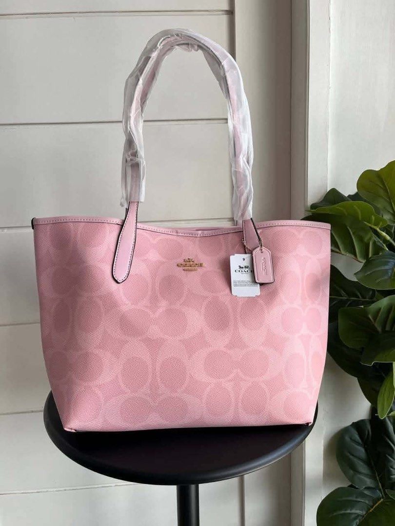 Coach Pink Tote Bag (Category: Luxury Bags & Wallets) located in Manila. Submitted by sanghayamnl (Listing ID 1452959006, Image 1). Description: .