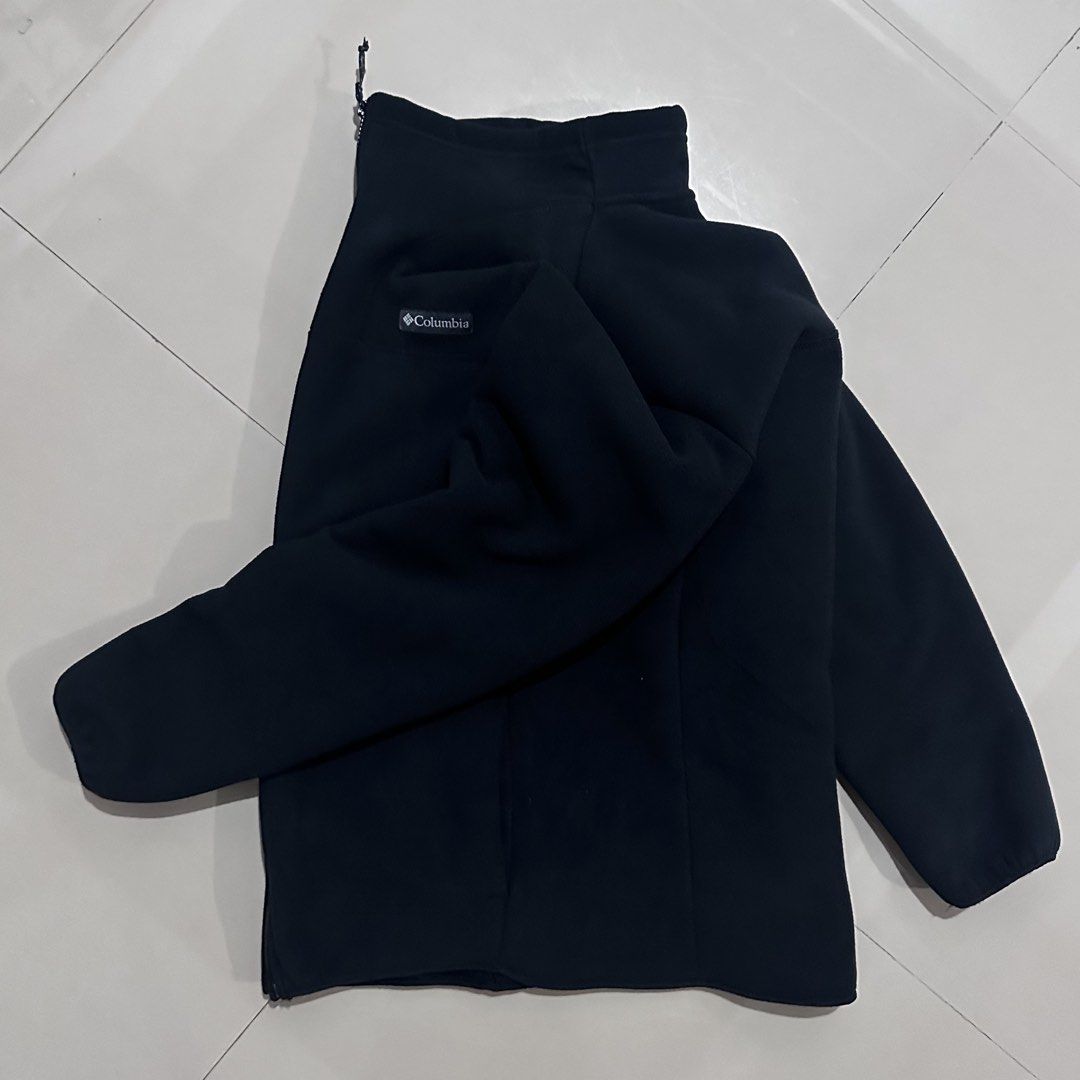 Columbia Sherpa Fleece Jacket (Category: Coats, Jackets and Outerwear) located in Irosin. Submitted by kylebri (Listing ID 1453013369, Image 3). Description: Columbia Sherpa Fleece Jacket good as new no issue size L - XL 23W x 29L direct message me ! 📥.