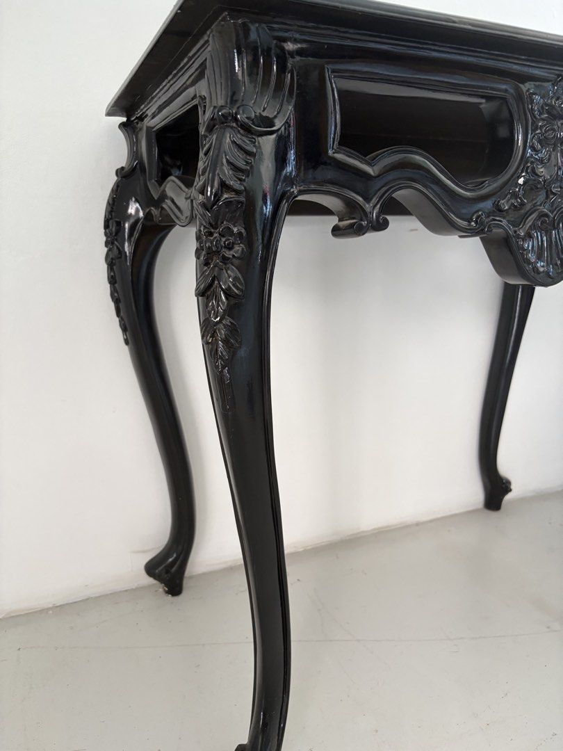 Console Table (Category: Tables & Sets) located in Bacoor. Submitted by solitaire0509 (Listing ID 1452889650, Image 2). Description: 30.5 x 17.5 x 29.5 inches.
