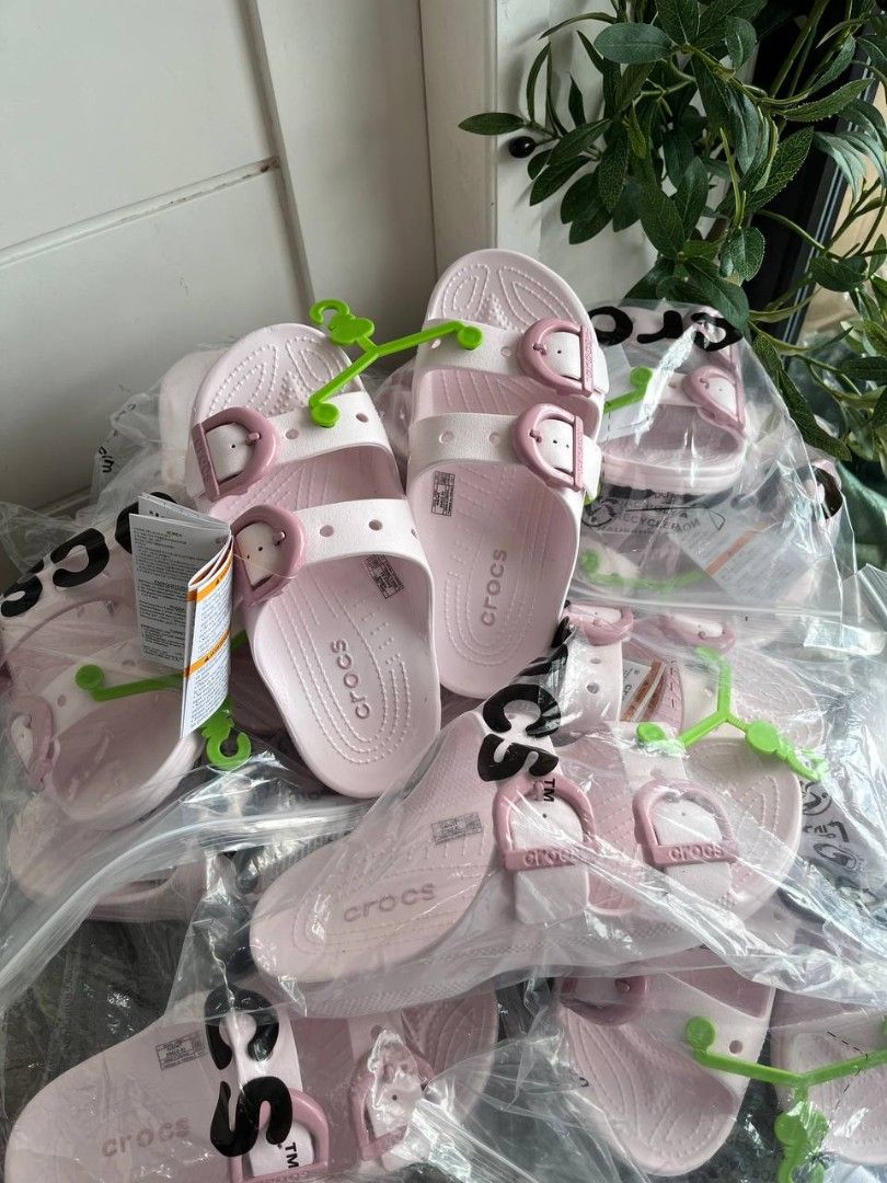 Crocs Enamel Buckle (Category: Slippers and slides) located in Mandaluyong City. Submitted by modamuseph (Listing ID 1452962526, Image 2). Description: .