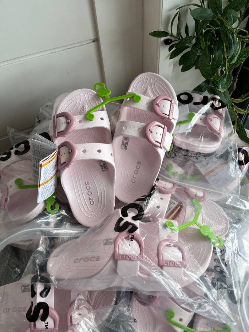 Crocs Enamel Buckle (Category: Slippers and slides) located in Mandaluyong City. Submitted by modamuseph (Listing ID 1452962526, Image 1). Description: .