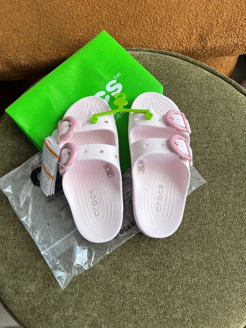 Crocs Enamel Buckle (Category: Slippers and slides) located in Mandaluyong City. Submitted by modamuseph (Listing ID 1452962526, Image 3). Description: .
