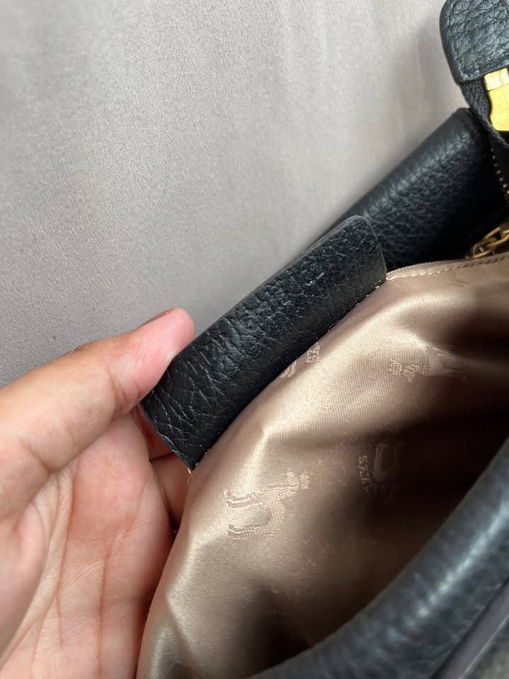 Crossbody (Category: Luxury Bags & Wallets) located in San Jacinto. Submitted by kellysthrift_ (Listing ID 1453006279, Image 3). Description: Crossbody hazzys.