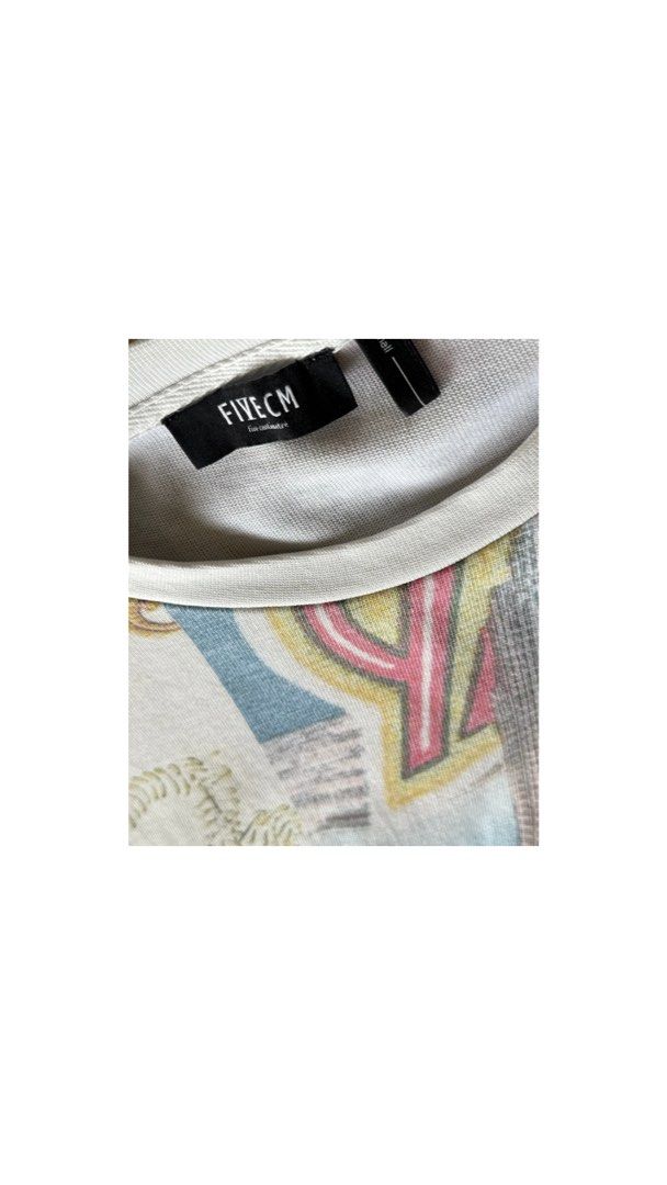 FIVE CM All Over Print Graphic T-Shirt (Category: Tshirts & Polo Shirts ) located in Manila. Submitted by scorpion.94 (Listing ID 1452924507, Image 2). Description: - Brand: FIVE CM - Style: Graphic T-Shirt - Design: All-over print with New York motifs and gold chain details - Neckline: Crew neck - Estimated Size: Medium (M) - Key Feature: Bold statement piece - Slightly Negotiable pass sa barat‼️.