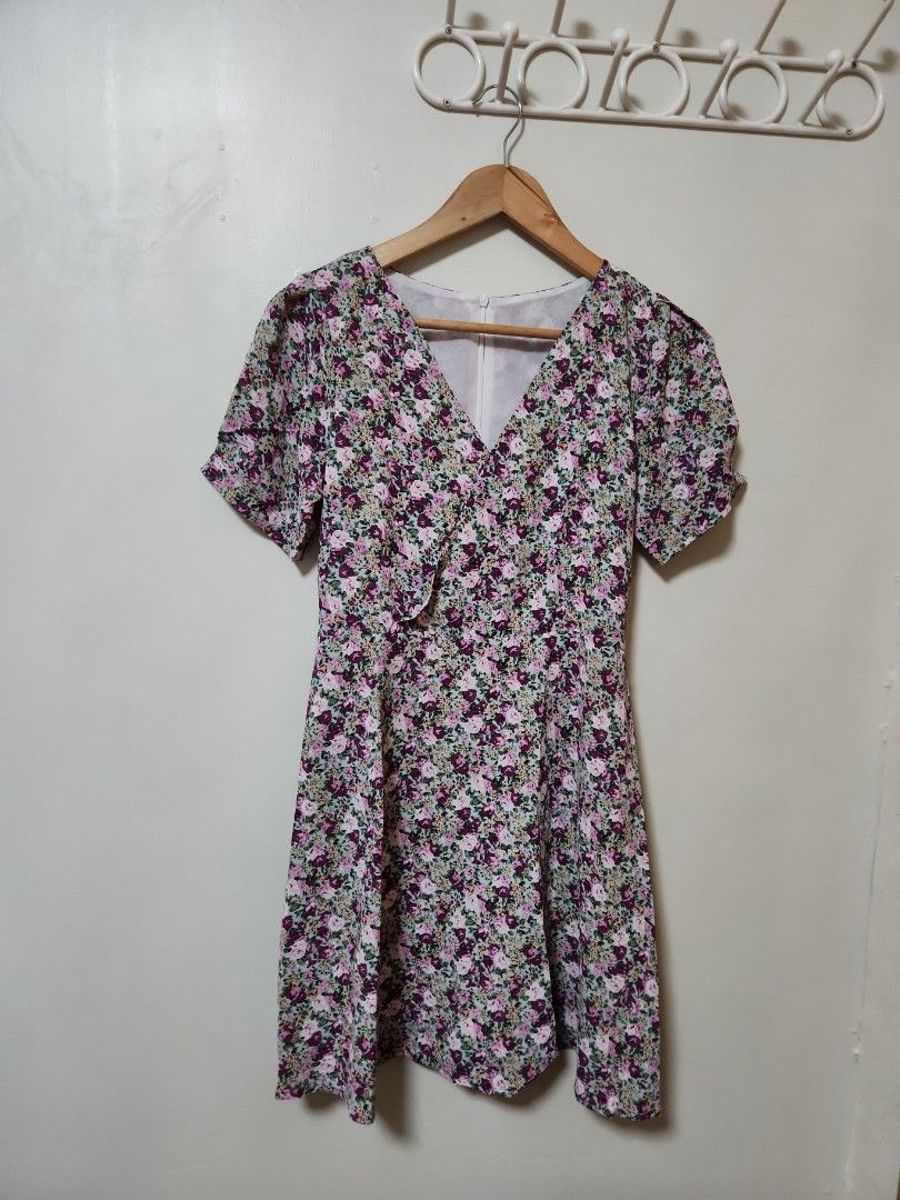 Floral Dress XS (Category: Dresses) located in Marikina City. Submitted by KanamiFinds (Listing ID 1453020079, Image 2). Description: length: 32 inches from shoulders waist: 26 inches bust: 30 - 32 inches with inner lining.
