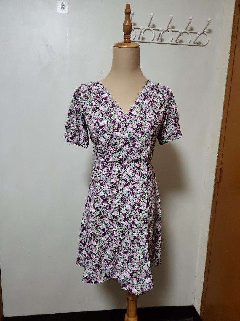 Floral Dress XS (Category: Dresses) located in Marikina City. Submitted by KanamiFinds (Listing ID 1453020079, Image 1). Description: length: 32 inches from shoulders waist: 26 inches bust: 30 - 32 inches with inner lining.