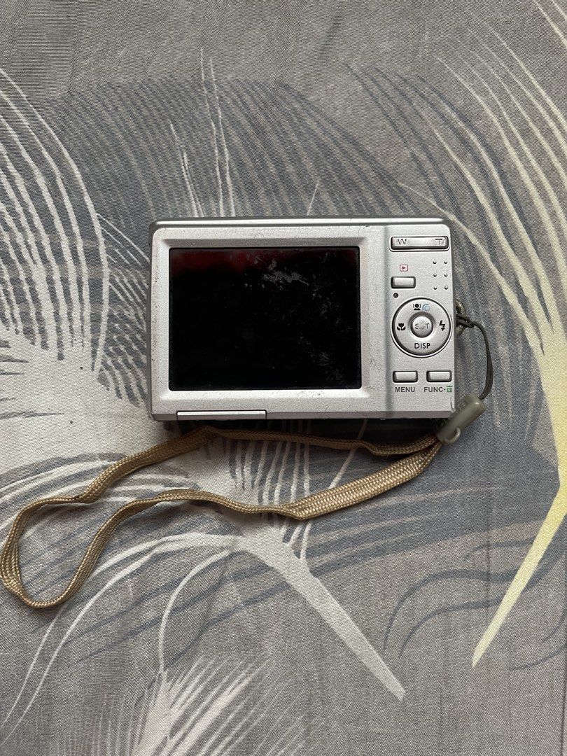 FOR PARTS ONLY! Defect Digicam (Category: Cameras) located in Manila. Submitted by nic0leng (Listing ID 1452928392, Image 2). Description: FOR PARTS ONLY!! - no warranty,noreturns, norefunds - Delivery MOP: Gcash MOD: jnt (shouldered by buyer).