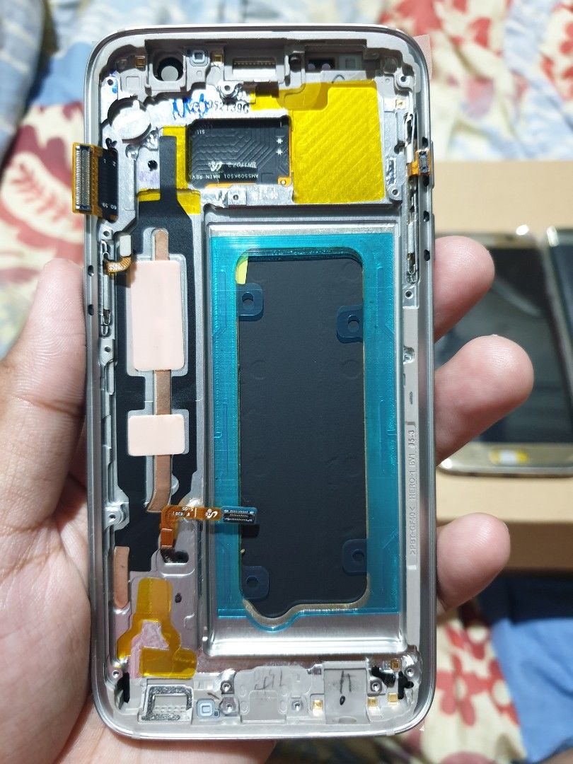 For sale as pack Samsung LCD (Category: Other Mobile & Gadget Accessories) located in Las Pinas. Submitted by luciprens (Listing ID 1453037162, Image 3). Description: For sale as pack Samsung LCD. Buy at your own risk. Issue: Untested. Price: 400 for pick up only. Location: TS Cruz Subdivision Almanza Dos Las Piñas City. Payment G-Cash.