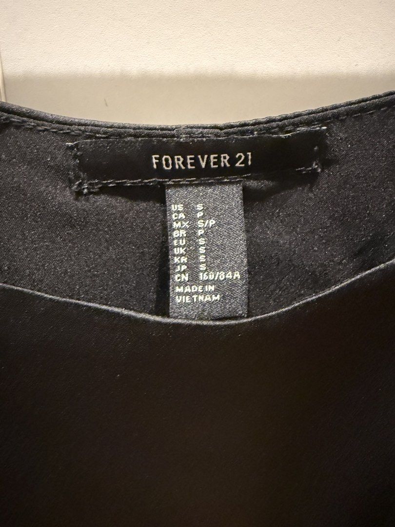 Forever 21 off shoulder blouse top Small (Category: Blouses) located in Makati City. Submitted by nmvs1 (Listing ID 1452933674, Image 3). Description: Forever 21 off shoulder with strap blouse Small can fit medium Adjustable shoulder strap Never worn excellent condition.
