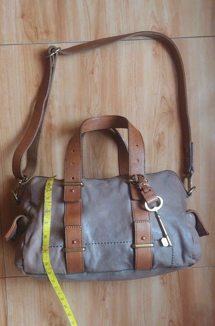 Fossil Mason Satchel Bag (Category: Luxury Bags & Wallets) located in Davao. Submitted by wengbagstuff (Listing ID 1452881177, Image 2). Description: ✅️ genuine leather, brass gold hardwares ✅️ with signs of usage, oxidized leather ✅️ 2way bag with adjustable strap ✅️ Ideal for everyday use.