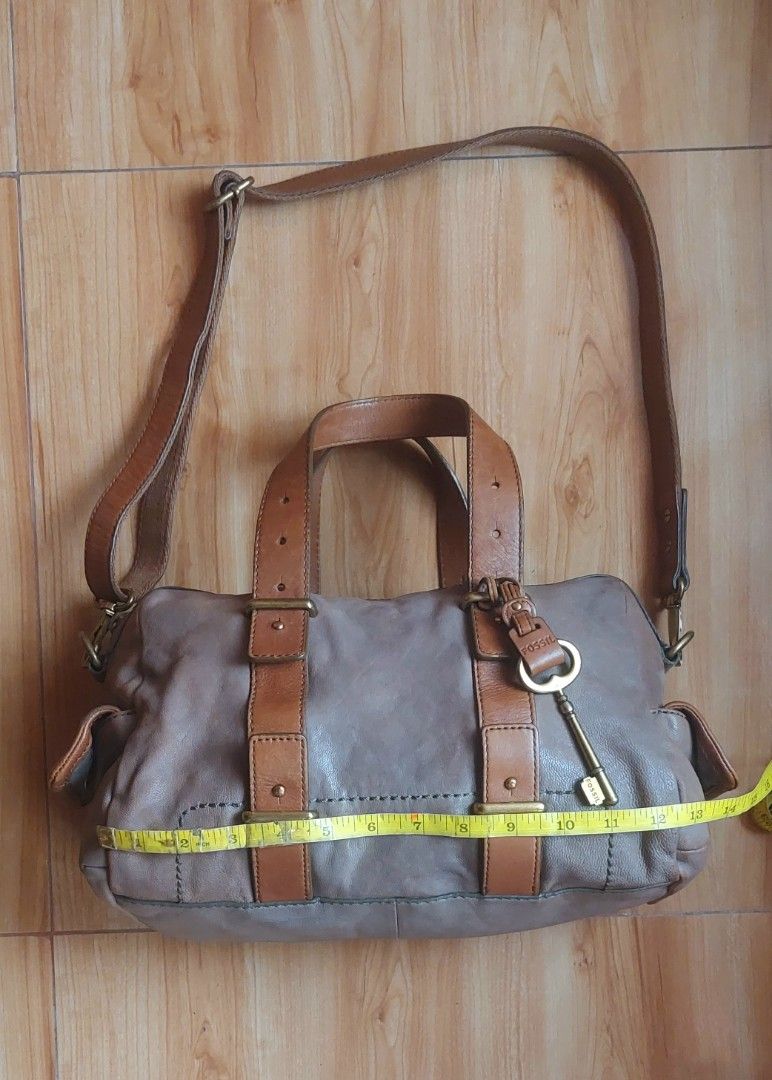 Fossil Mason Satchel Bag (Category: Luxury Bags & Wallets) located in Davao. Submitted by wengbagstuff (Listing ID 1452881177, Image 3). Description: ✅️ genuine leather, brass gold hardwares ✅️ with signs of usage, oxidized leather ✅️ 2way bag with adjustable strap ✅️ Ideal for everyday use.