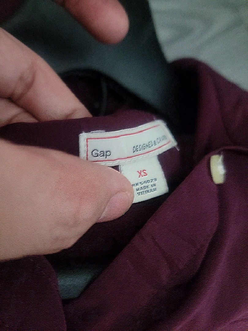Gap Bottondown (Category: Longsleeves) located in Los Banos. Submitted by lopecruz (Listing ID 1452996892, Image 3). Description: armpit laid flat : 19 length : 26 Like new condition runs S -M.
