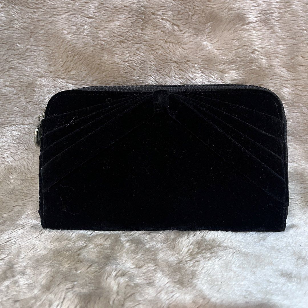 Giorgio Armani Black Velvet Wallet (Category: Wallets & Card holders) located in Butuan. Submitted by dfgthriftology2.0 (Listing ID 1452919753, Image 3). Description: .