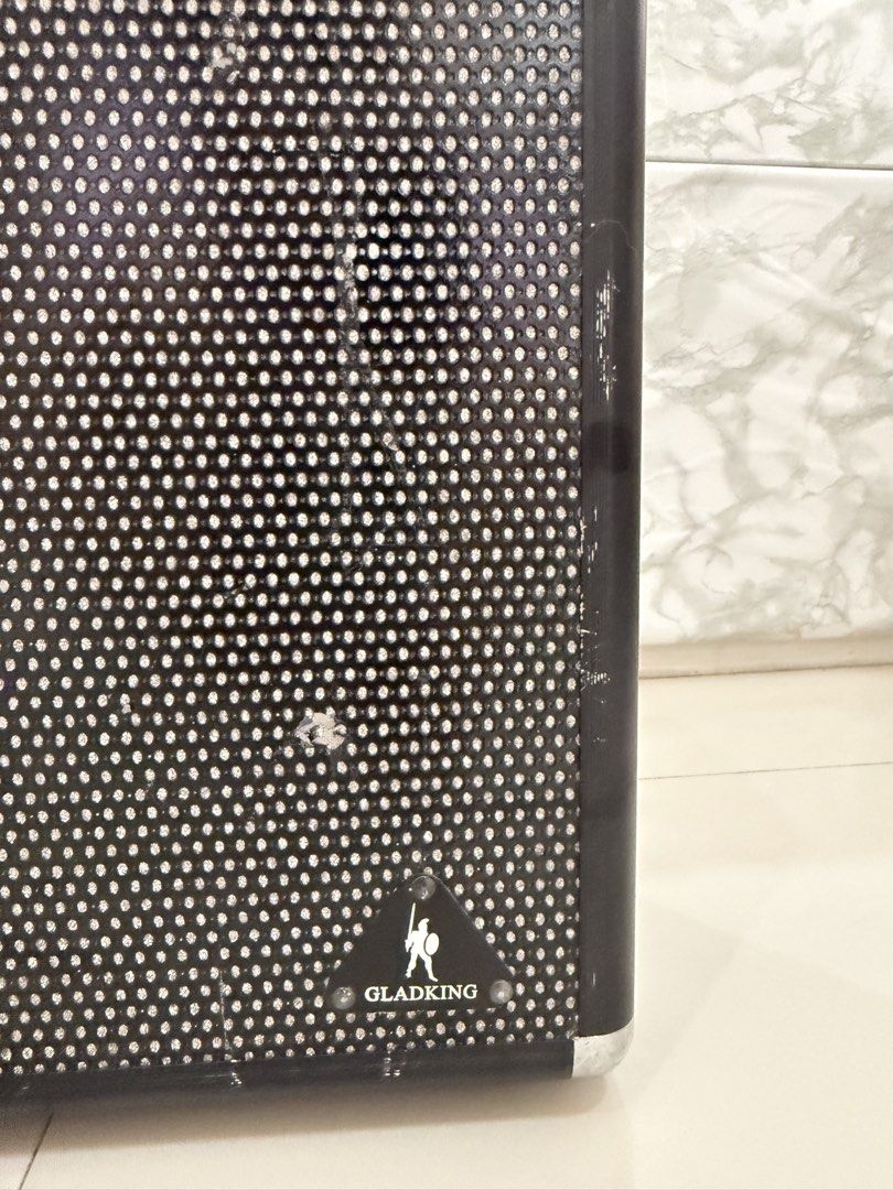 GLADKING Professional Makeup Train Case with LED Mirror (Category: Makeup) located in Manila. Submitted by bclzt (Listing ID 1452880729, Image 3). Description: - Sparkly black exterior pattern - Sturdy top handle - Silver trim and clasps - Minor scuffs on side and surface - Ideal for makeup or small item organization - Compact and portable design 💰 Never Used 📍 Binondo, Manila Selling this Gladking Professional Makeup Train Case. It has never b