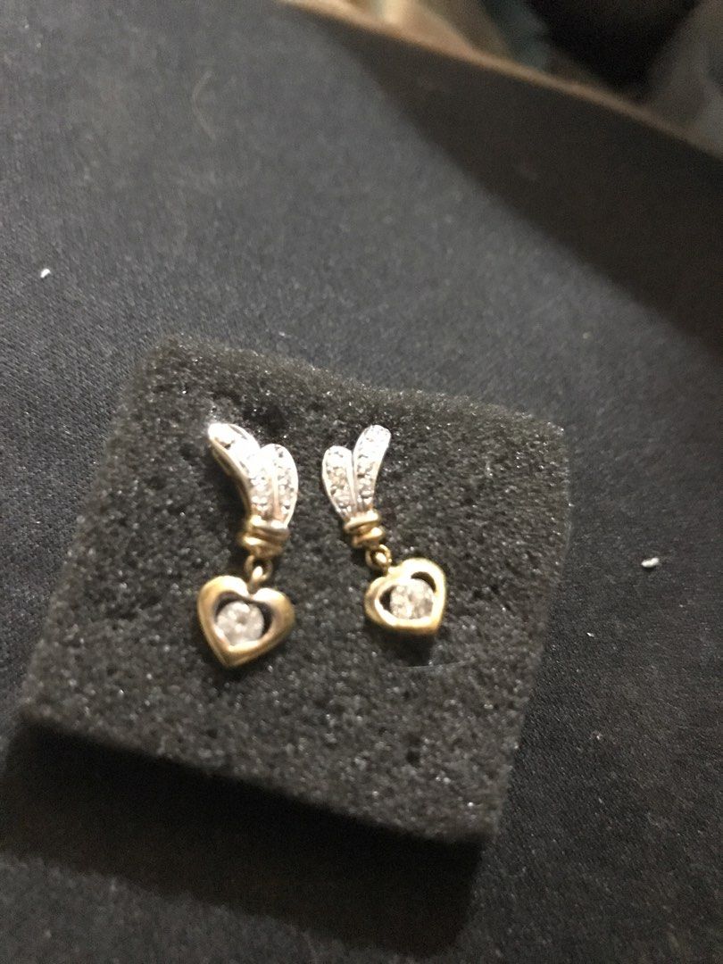 18K Gold & Natural Diamond Drop Earrings (Category: Earrings) located in Marikina City. Submitted by theconstantdeclutterer (Listing ID 1452974298, Image 2). Description: 18K Gold with natural diamonds. Elegant drop design, perfect for daily wear or special occasions. Order now! -Purity: 18K Solid Gold (Tested/Appraised), 2 cm height. -Stones: Natural Diamonds, Natural melee diamonds, classic clarity. -Weight: Approx. 3.0g – 3.2g Condition: Barel