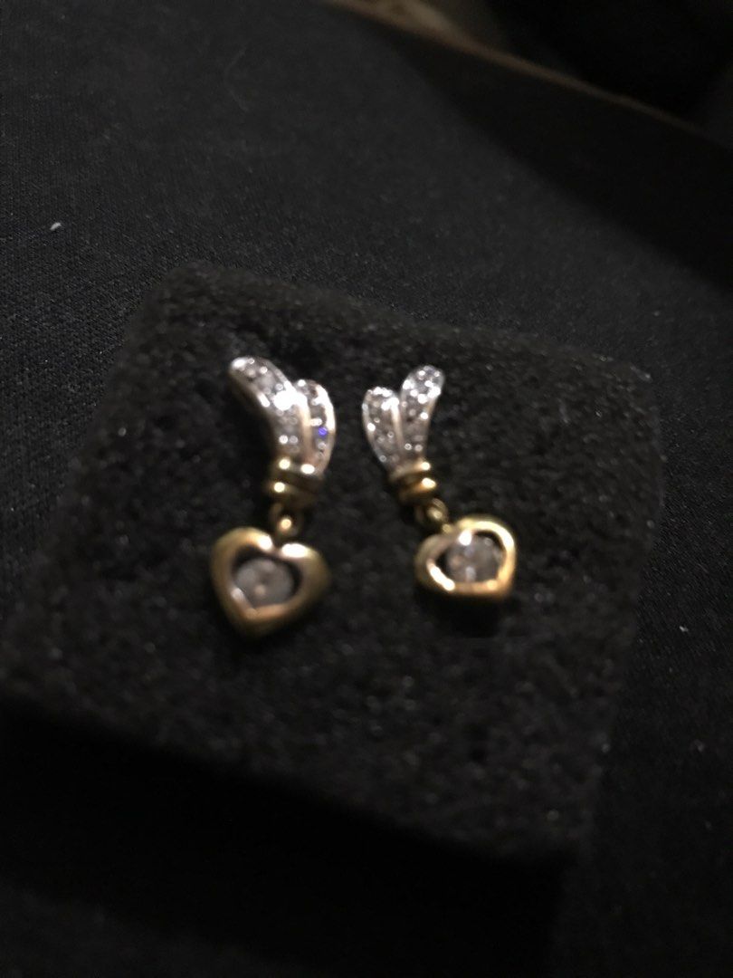 18K Gold & Natural Diamond Drop Earrings (Category: Earrings) located in Marikina City. Submitted by theconstantdeclutterer (Listing ID 1452974298, Image 3). Description: 18K Gold with natural diamonds. Elegant drop design, perfect for daily wear or special occasions. Order now! -Purity: 18K Solid Gold (Tested/Appraised), 2 cm height. -Stones: Natural Diamonds, Natural melee diamonds, classic clarity. -Weight: Approx. 3.0g – 3.2g Condition: Barel