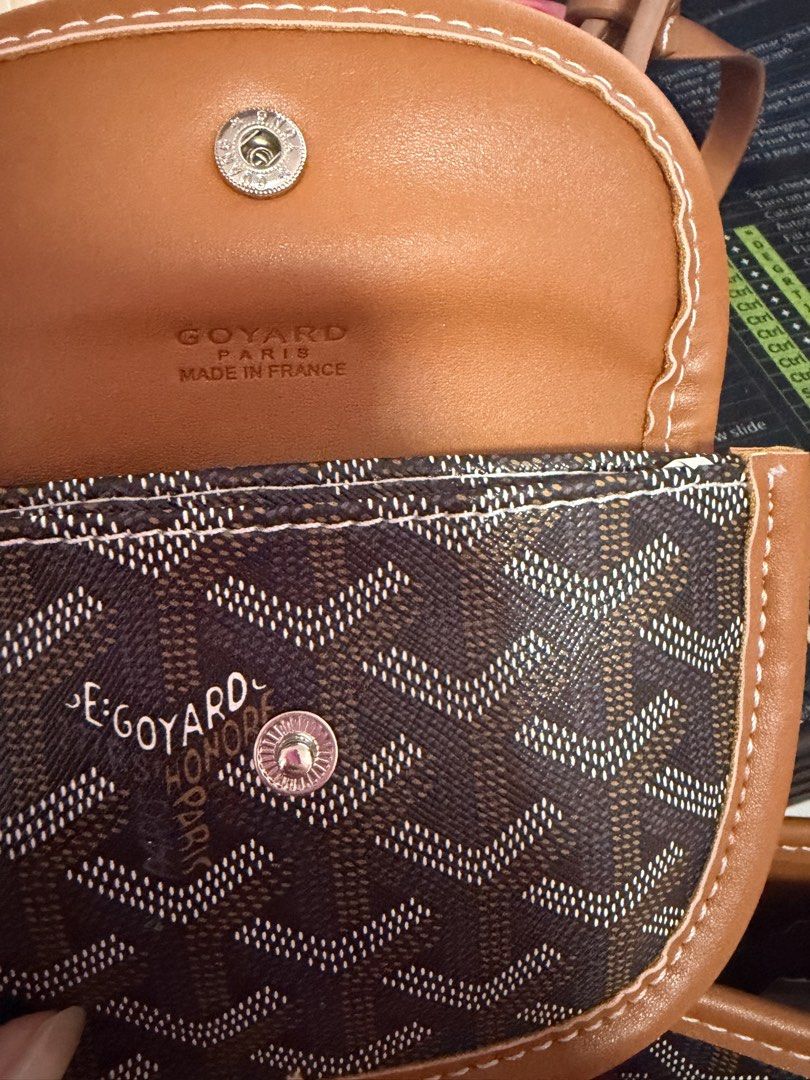 9.9 Sale Goyard Mini Anjou with Pouch Reversible (Category: Luxury Bags & Wallets) located in Morong. Submitted by Kaycer00 (Listing ID 1453025946, Image 2). Description: - Classic Goyard tote bag not Orig ., Class S, looks good and feels good din while hawak - Features iconic chevron pattern - Comes with a matching pouch - Genuine leather trim and handles - Spacious interior - Ideal for everyday use Rush for 830 pesos only.