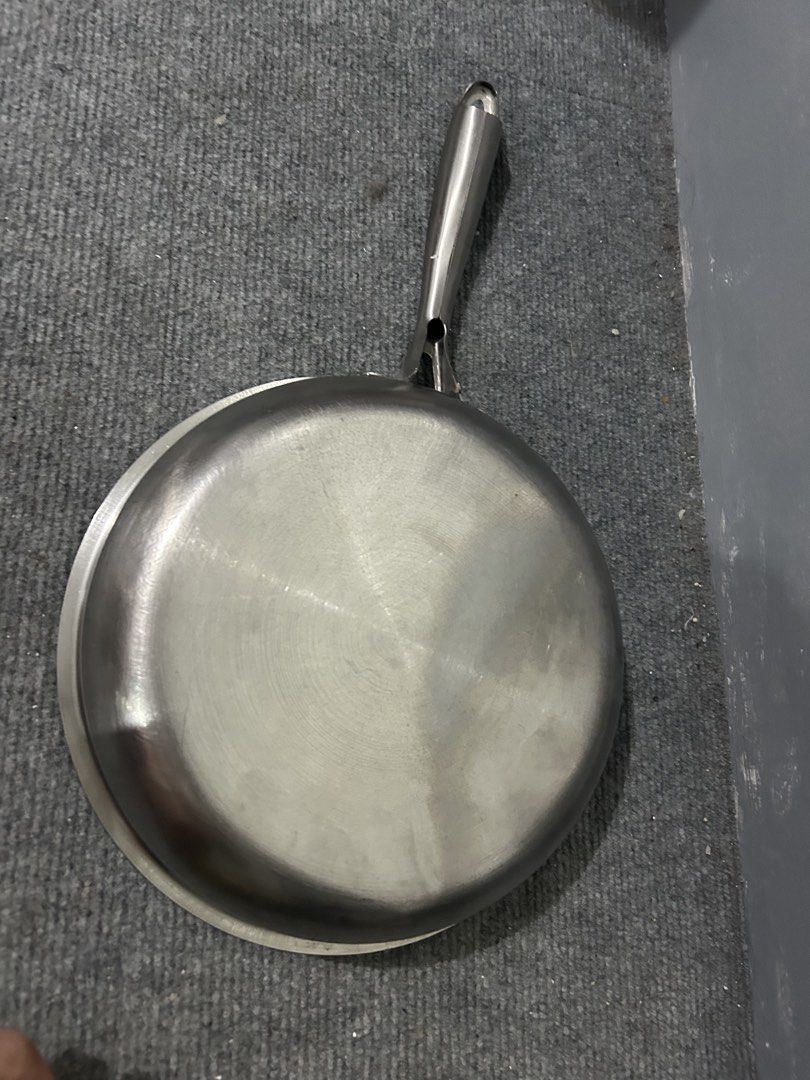 Hexagonal Non-Stick Stainless Steel Frying Pan (Category: Cookware & Accessories) located in Angeles City. Submitted by kimkant06043026 (Listing ID 1452879824, Image 2). Description: - Durable stainless steel construction - Hexagonal non-stick interior for easy cooking - Comfortable, ergonomic handle - Perfect for everyday meals - Shows some signs of use, but in good working condition -26cm/6.
