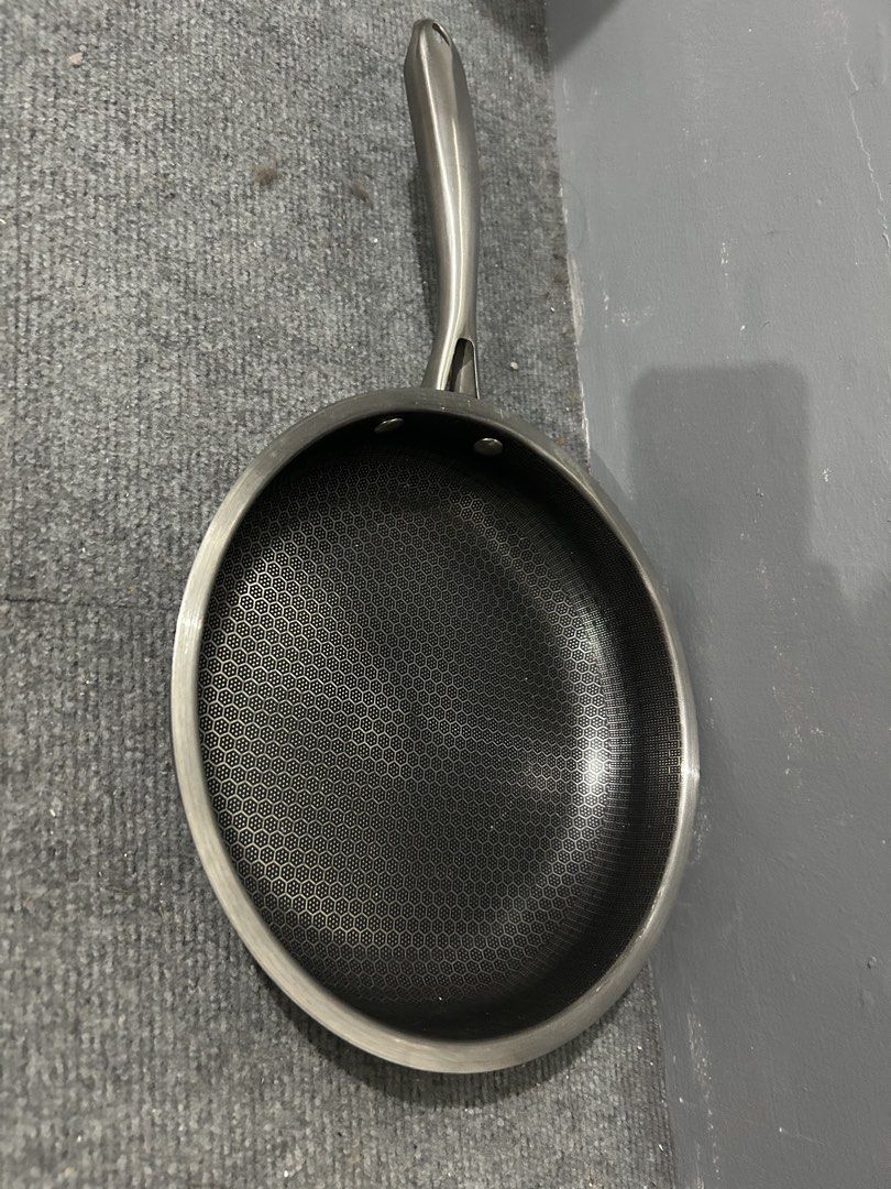 Hexagonal Non-Stick Stainless Steel Frying Pan (Category: Cookware & Accessories) located in Angeles City. Submitted by kimkant06043026 (Listing ID 1452879824, Image 1). Description: - Durable stainless steel construction - Hexagonal non-stick interior for easy cooking - Comfortable, ergonomic handle - Perfect for everyday meals - Shows some signs of use, but in good working condition -26cm/6.