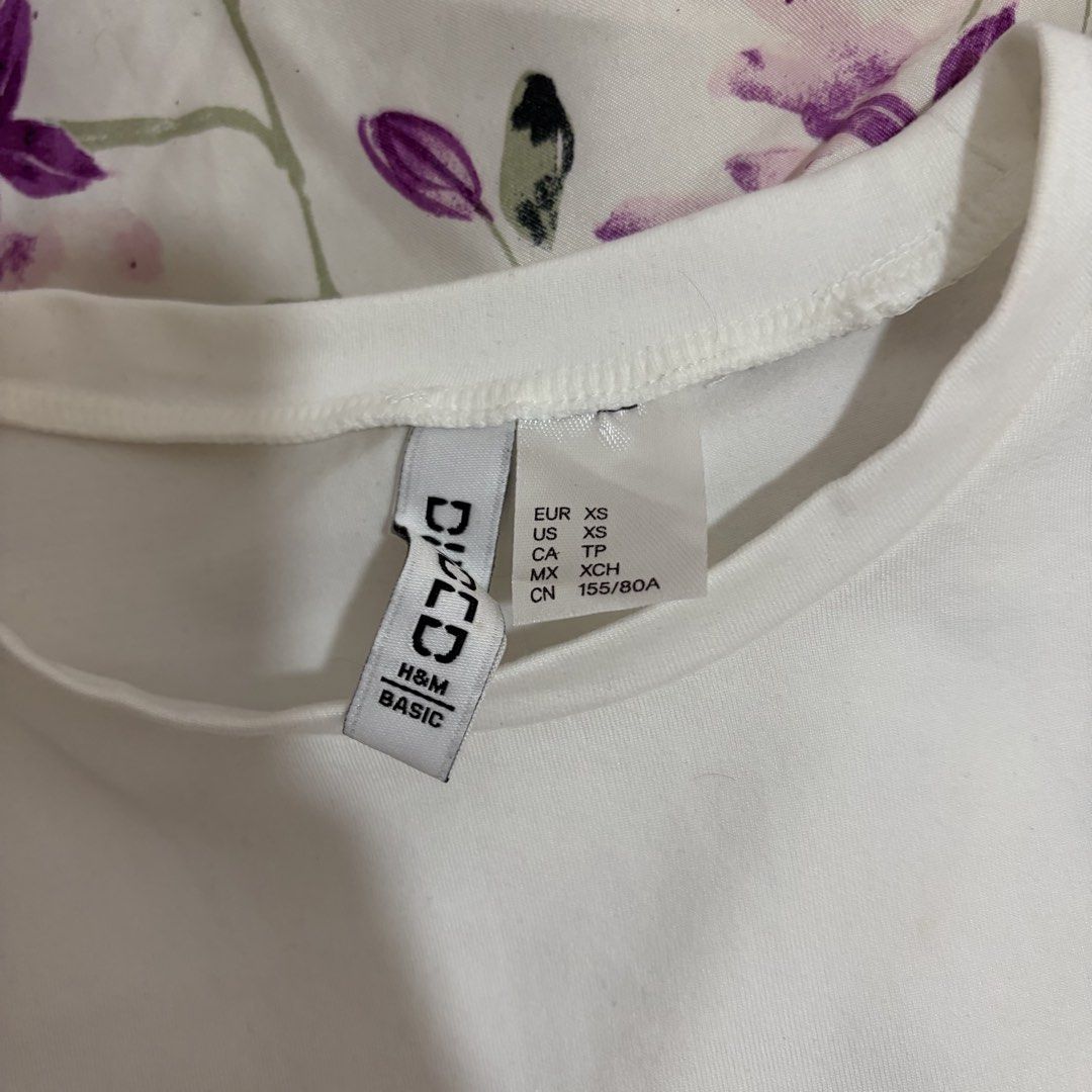 H&M Basic Fitted White T-shirt XS (Category: Shirts) located in Caloocan City. Submitted by dawncollectiv (Listing ID 1452934817, Image 2). Description: - H&M Basic White Tee - Short Sleeves - Crew Neck - Versatile and easy to style - Perfect for layering or wearing solo.