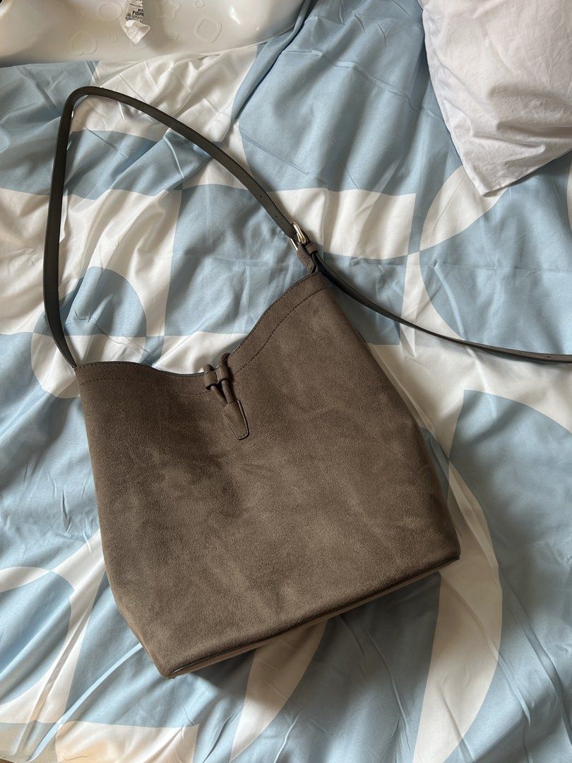 H&M Bucket Bag in Dark Beige (Category: Shoulder Bags) located in Quezon City. Submitted by namasteing (Listing ID 1453022825, Image 2). Description: as is.