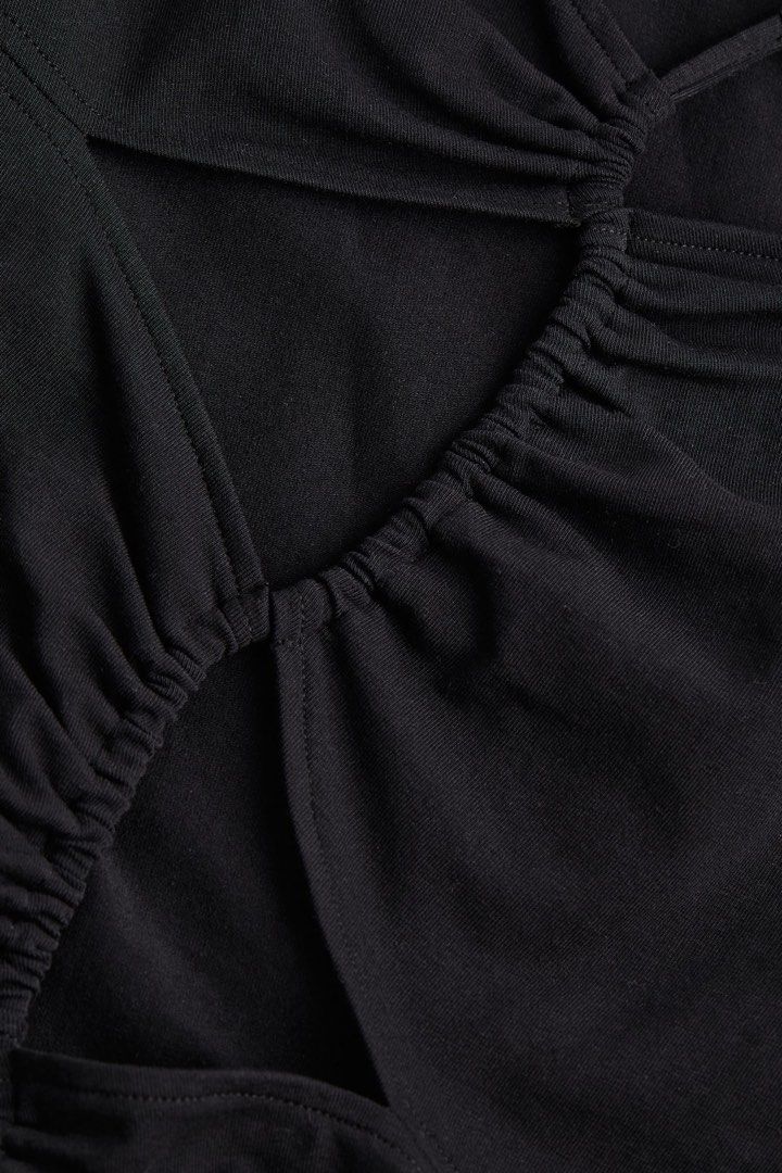 H&M Divided Black Cut-out Ruched Long Sleeve (Category: Longsleeves) located in Las Pinas. Submitted by reiclutter (Listing ID 1452913919, Image 2). Description: - H&M Divided black long sleeve top - Condition: Never worn. Bought in H&M Dubai.