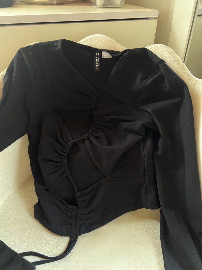 H&M Divided Black Cut-out Ruched Long Sleeve (Category: Longsleeves) located in Las Pinas. Submitted by reiclutter (Listing ID 1452913919, Image 3). Description: - H&M Divided black long sleeve top - Condition: Never worn. Bought in H&M Dubai.