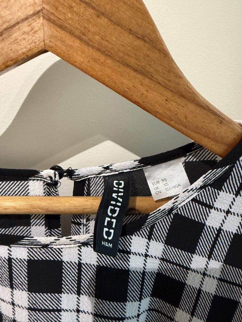 H&M Divided Plaid Puffed Sleeve Dress (Category: Dresses) located in Pasig City. Submitted by mcme_ (Listing ID 1452988515, Image 2). Description: Can fit XS-M frames! It’s loose fitting RFS: I don’t use this dress anymore.