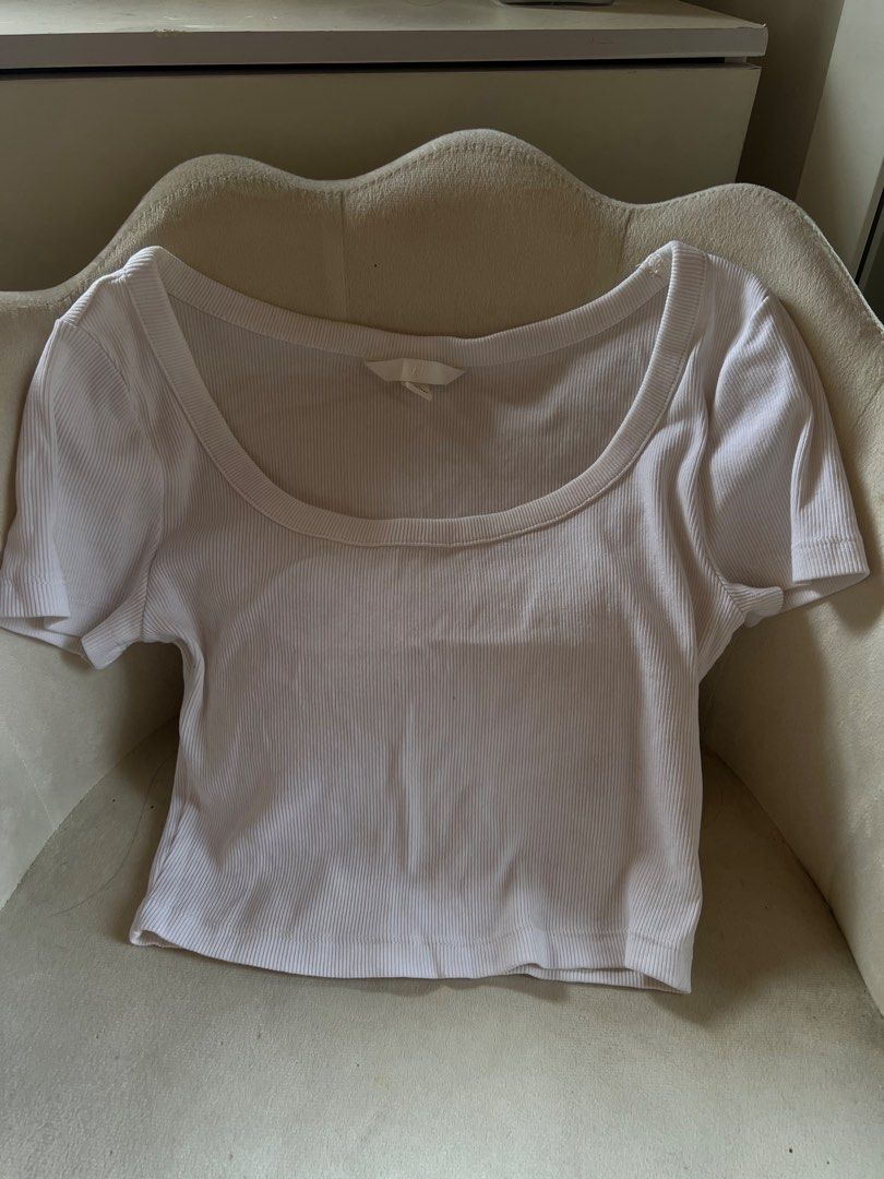 H&M White Ribbed Square Neck Crop Top (Category: Shirts) located in Las Pinas. Submitted by reiclutter (Listing ID 1452915964, Image 1). Description: - H&M White ribbed crop top - Features: Square neckline, short sleeves.