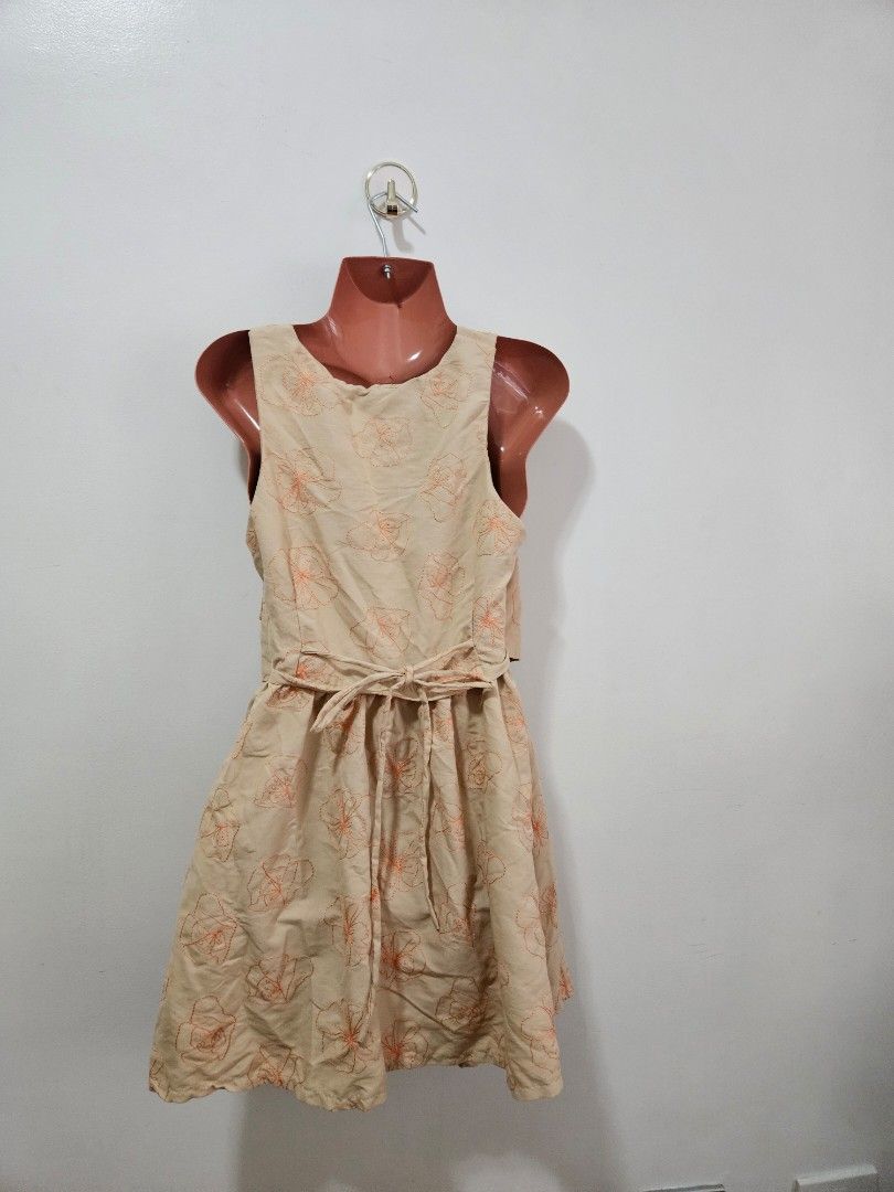 Hobs & Things Couture Dress (Category: Dresses) located in Makati City. Submitted by hellok08 (Listing ID 1453005297, Image 3). Description: Hobs and Things Couture Dress Fits small to medium frames Lightly Used Approximate measurements, in inches - Armpit to armpit : 17.5 Waist :13.5 Length : 28 MOP: BPI/GCash/Unionbank Pick up in Makati via Grab or Lalamove c/o buyer.