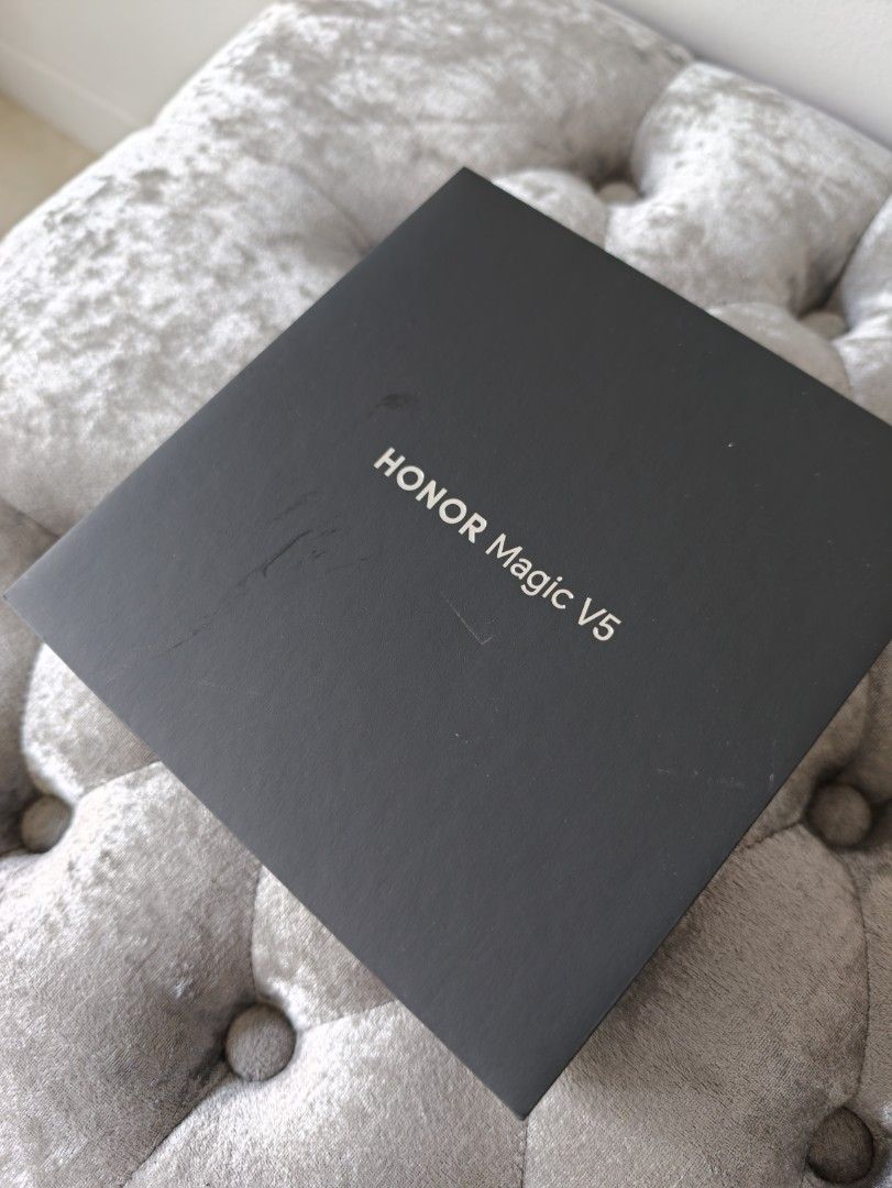 Honor (Category: Android) located in Singapore. Submitted by zaidajam82 (Listing ID 1452932321, Image 2). Description: Selling my Honor Magic V5 5G in the stunning Dawn Gold colour. Condition: • Pristine, 10/10 condition • No scratches, dents or defects • Fully functional • Carefully used and well maintained Package Includes: • Original box • Original accessories • Purchase receipt (if available) • Warranty (if applicable) Reason for Sale: Upgrad