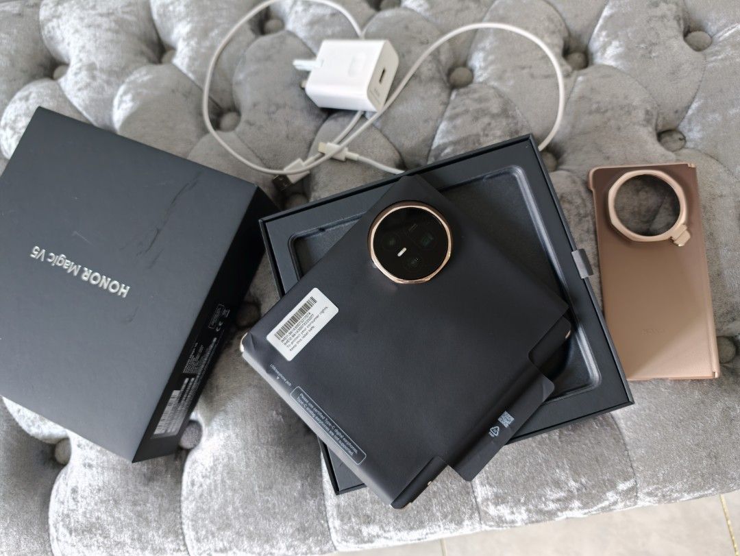Honor (Category: Android) located in Singapore. Submitted by zaidajam82 (Listing ID 1452932321, Image 3). Description: Selling my Honor Magic V5 5G in the stunning Dawn Gold colour. Condition: • Pristine, 10/10 condition • No scratches, dents or defects • Fully functional • Carefully used and well maintained Package Includes: • Original box • Original accessories • Purchase receipt (if available) • Warranty (if applicable) Reason for Sale: Upgrad