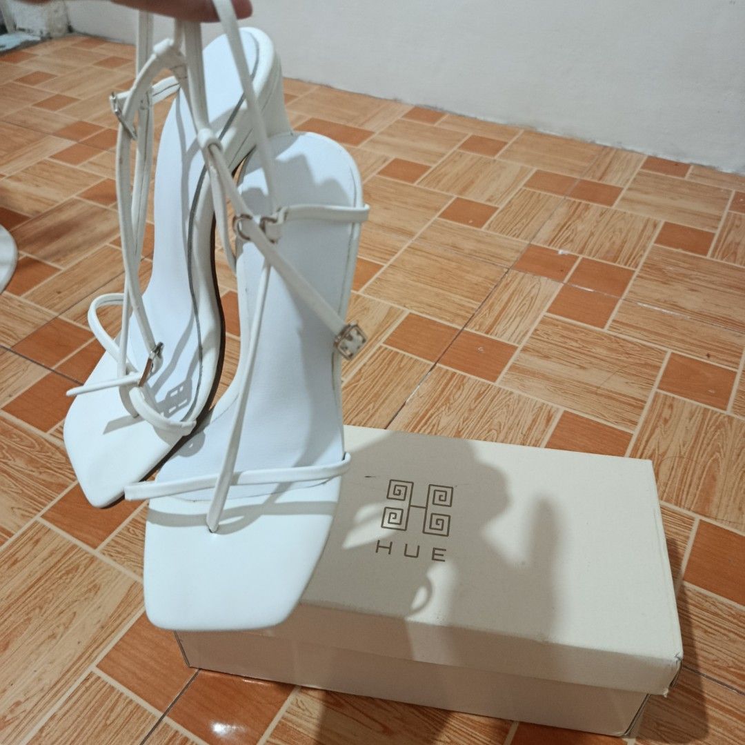 Hue Manila kalei in noir (Category: Heels) located in Cavite. Submitted by alvshe (Listing ID 1452885695, Image 1). Description: with original box has minor flaws slight chipping on strap can fit size 35.