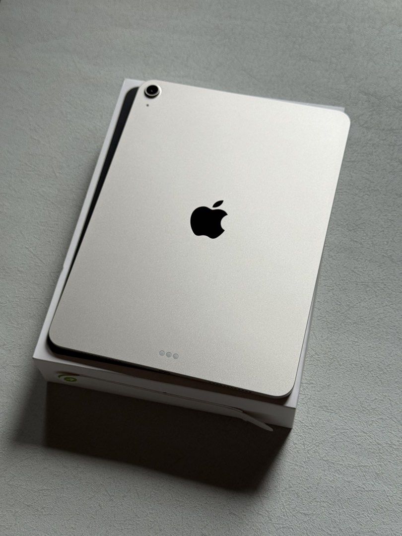 iPad A16 (11th Gen) Silver 256GB (Category: iPad) located in Quezon City. Submitted by apple__avenue (Listing ID 1452931705, Image 2). Description: Selling Brand-new condition & like new iPad A16, 11th Gen, 256GB, & Silver. Complete with Box, Cord, Manuals, 20W adapter. 97% Battery Health and 68 cycle count, with warranty until Feb 2027 & installed screen protector. Purchased from PowerMac with receipt Meetups: SM North, SM Fairview, Cubao, Qc, &
