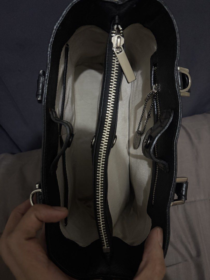 JRA. Genuine Crocodile Handbag (Category: Luxury Bags & Wallets) located in Munoz. Submitted by lolongs (Listing ID 1447786028, Image 3). Description: - Genuine Crocodile Crocskin leather - Exotic skin/ Reptile skin/ Animal skin - Sobrang ganda sa personal! Lakas makasosyal. Very compact din ang size - Excellent to like new condition kaya pwede sa maselan at maarte. May sling slot pero wala ng sling na kasama - Slightly Negotiable.
