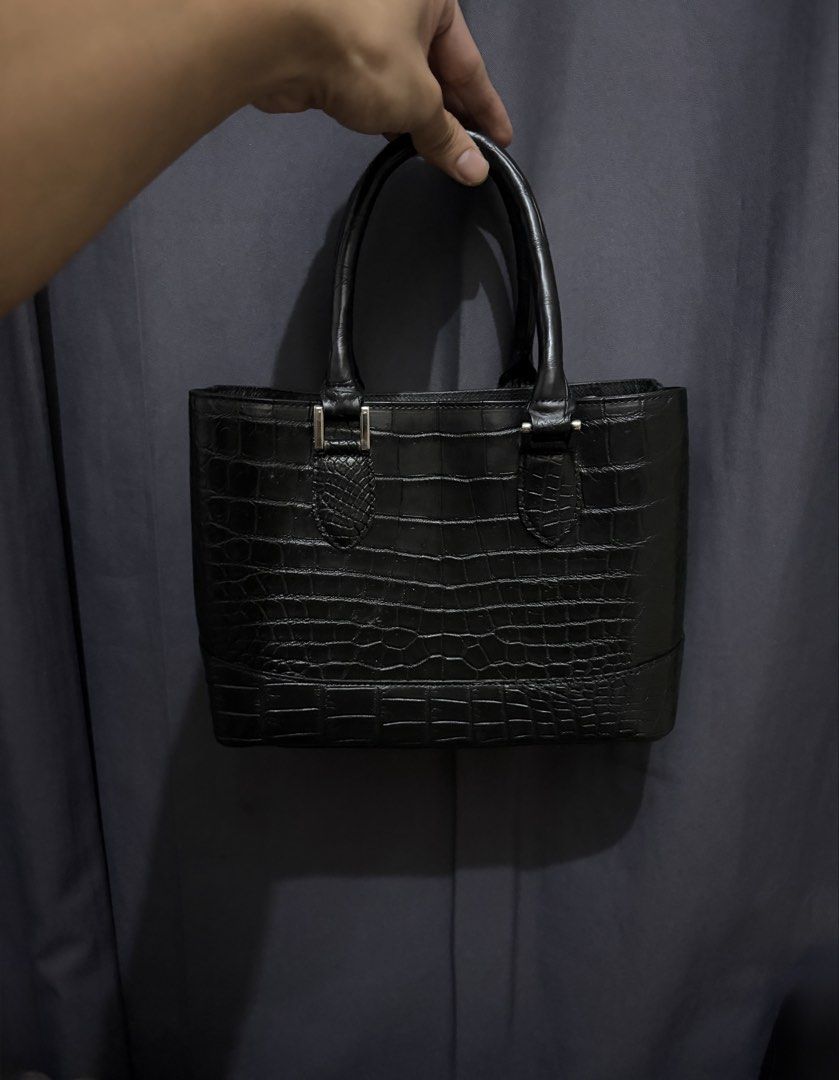 JRA. Genuine Crocodile Handbag (Category: Luxury Bags & Wallets) located in Munoz. Submitted by lolongs (Listing ID 1447786028, Image 2). Description: - Genuine Crocodile Crocskin leather - Exotic skin/ Reptile skin/ Animal skin - Sobrang ganda sa personal! Lakas makasosyal. Very compact din ang size - Excellent to like new condition kaya pwede sa maselan at maarte. May sling slot pero wala ng sling na kasama - Slightly Negotiable.