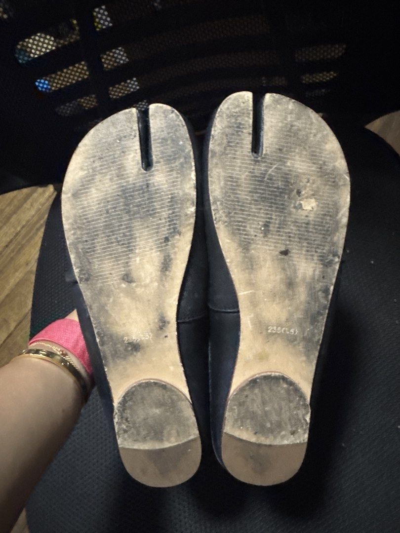 Juanita Black Leather Tabi Split Toe Flats (Category: Flats & Sandals) located in Quezon City. Submitted by summerisa (Listing ID 1452937540, Image 3). Description: - Juanita black leather tabi flats - Unique split toe design - Easy slip-on style - Comfortable for everyday wear.