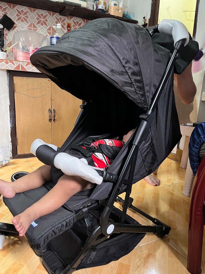 Kleenfant Fold & Go Lightweight Travel Stroller (Category: Strollers) located in Quezon City. Submitted by ella_melitado (Listing ID 1452894669, Image 2). Description: Super lightweight and compact stroller, folds easily with one hand. Great for travel, fits in overhead compartments. Has a four-section canopy, rear mesh opening, and a five-point safety belt. Shock absorption wheels and brake system for smooth rides. Built-in basket for storage. C