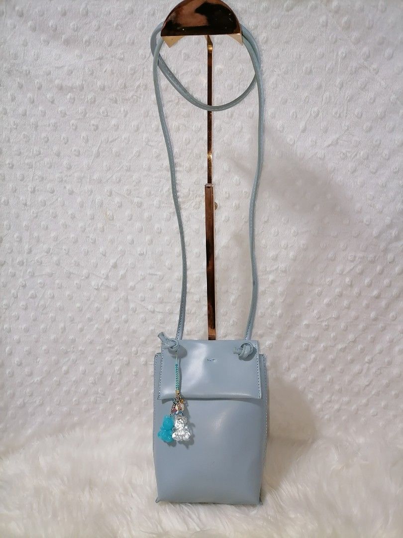 Leather Cellphone Sling Bag (Category: Cross-body Bags) located in Butuan. Submitted by az-branded.items (Listing ID 1452884335, Image 2). Description: Suoer ganda at super linis Genuine leather From Japan.