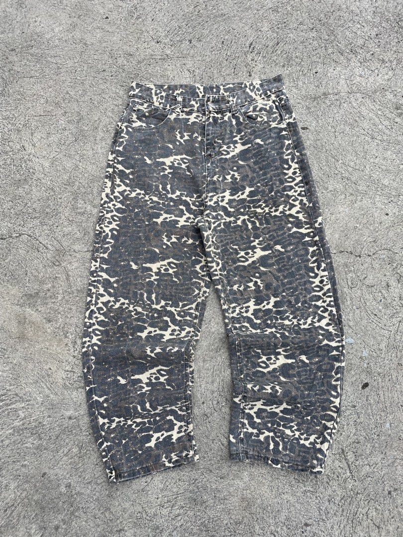 Leopard baggy pants (Category: Jeans) located in Manila. Submitted by heironjay140351 (Listing ID 1453027161, Image 2). Description: LEOPARD NO ISSUE SIZE: 32-33 LENGHT - 39 LEG THIGH - 13 LEG OPEN - 9 .