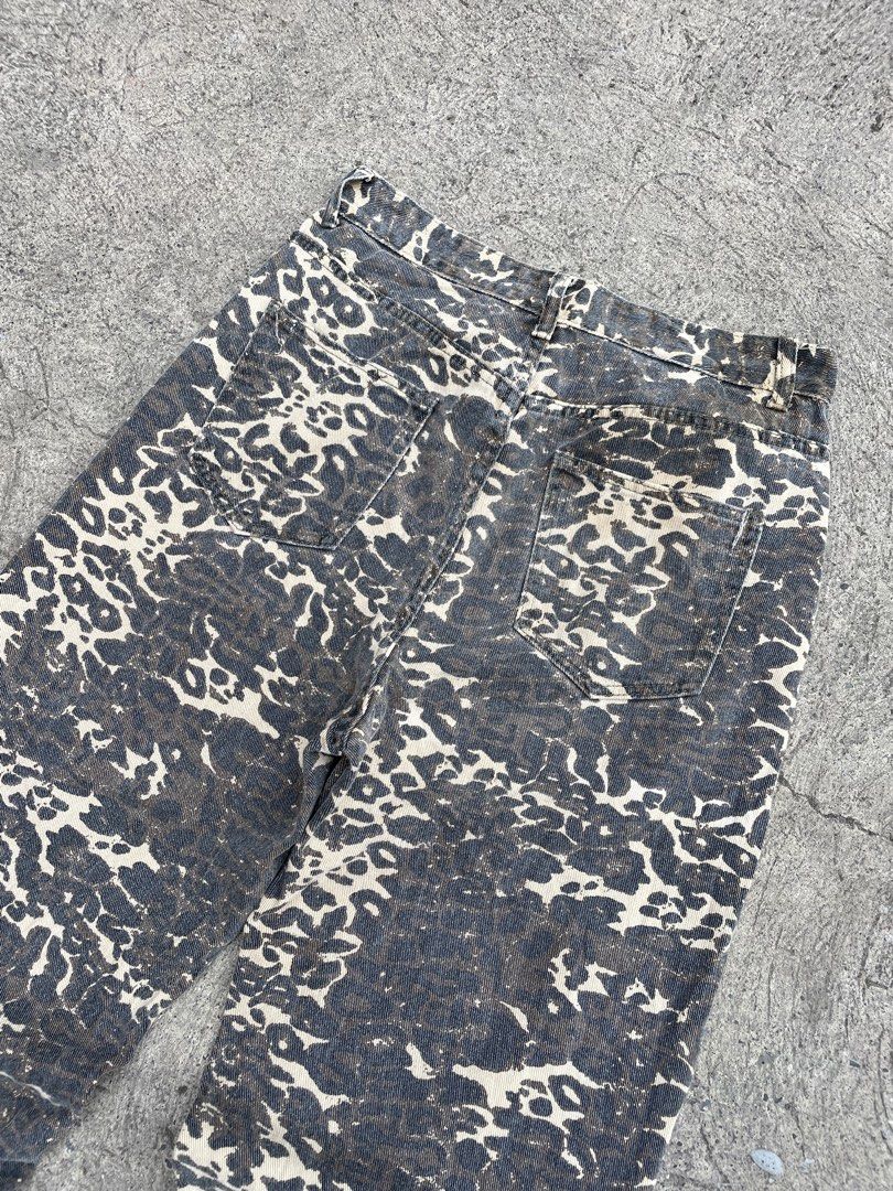 Leopard baggy pants (Category: Jeans) located in Manila. Submitted by heironjay140351 (Listing ID 1453027161, Image 3). Description: LEOPARD NO ISSUE SIZE: 32-33 LENGHT - 39 LEG THIGH - 13 LEG OPEN - 9 .