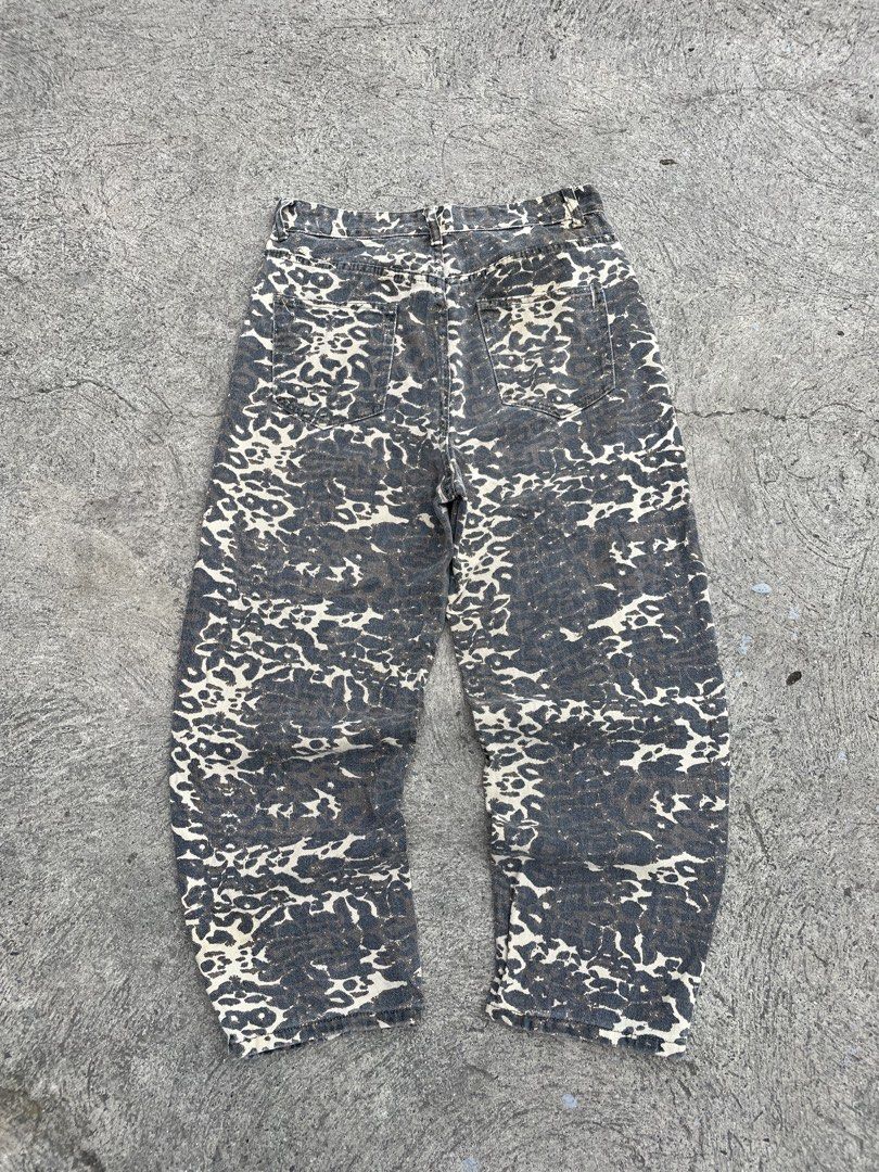 Leopard baggy pants (Category: Jeans) located in Manila. Submitted by heironjay140351 (Listing ID 1453027161, Image 1). Description: LEOPARD NO ISSUE SIZE: 32-33 LENGHT - 39 LEG THIGH - 13 LEG OPEN - 9 .