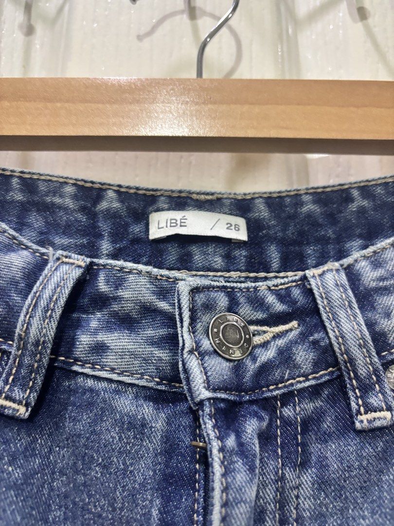 Libe Workshop Folded Denim Pants (Category: Jeans) located in Quezon City. Submitted by savdeclutters (Listing ID 1453005062, Image 3). Description: 🌴 super high quality denim pants! 🌴 best fit for xs - s frame 🌴 size 26 🌴 vietnam brand (libe workshop) 🌴 last price posted 🌴 length: 38 inches (i'm 5'2) rfs: doesn't fit me anymore :(.