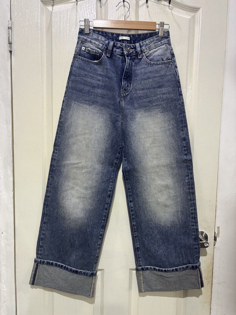 Libe Workshop Folded Denim Pants (Category: Jeans) located in Quezon City. Submitted by savdeclutters (Listing ID 1453005062, Image 2). Description: 🌴 super high quality denim pants! 🌴 best fit for xs - s frame 🌴 size 26 🌴 vietnam brand (libe workshop) 🌴 last price posted 🌴 length: 38 inches (i'm 5'2) rfs: doesn't fit me anymore :(.