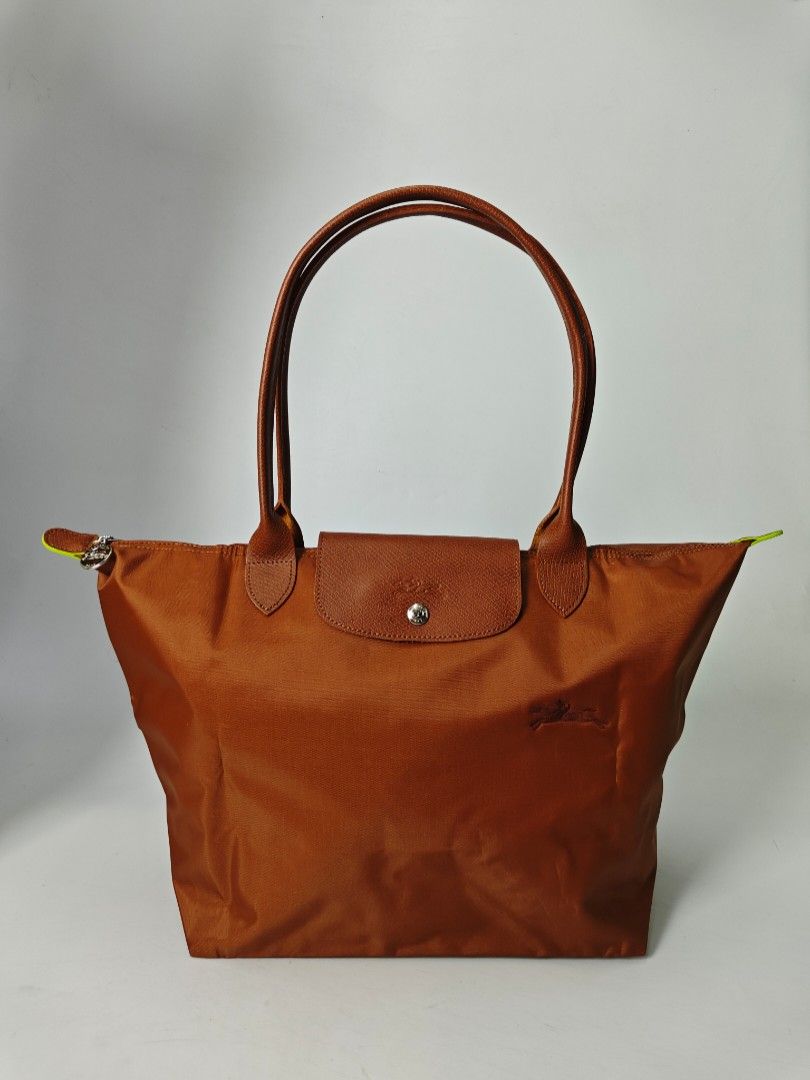 LONGCHAMP club le pliage large long handle new arrival, authentic and brandnew (Category: Tote Bags) located in Quezon City. Submitted by brittneytan (Listing ID 1445883782, Image 3). Description: .