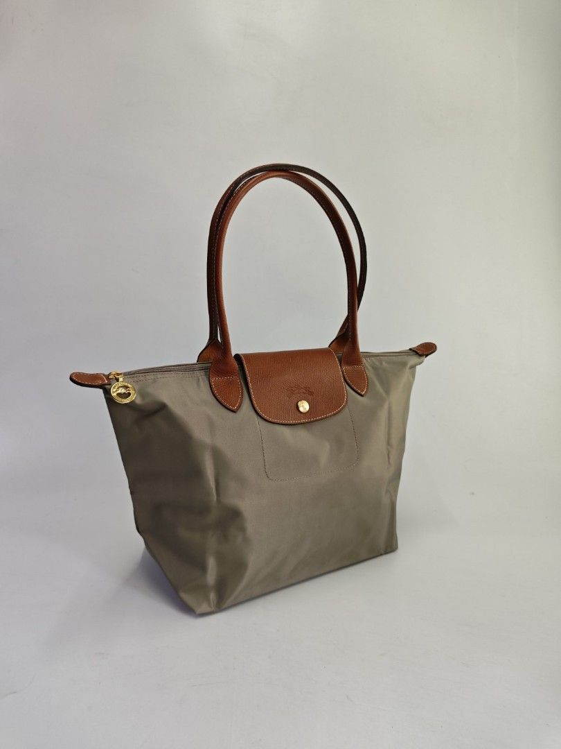 LONGCHAMP medium long handle le pliage classic gray/turtledove authentic (Category: Tote Bags) located in Quezon City. Submitted by elegantephbycharlie (Listing ID 1452924292, Image 3). Description: .