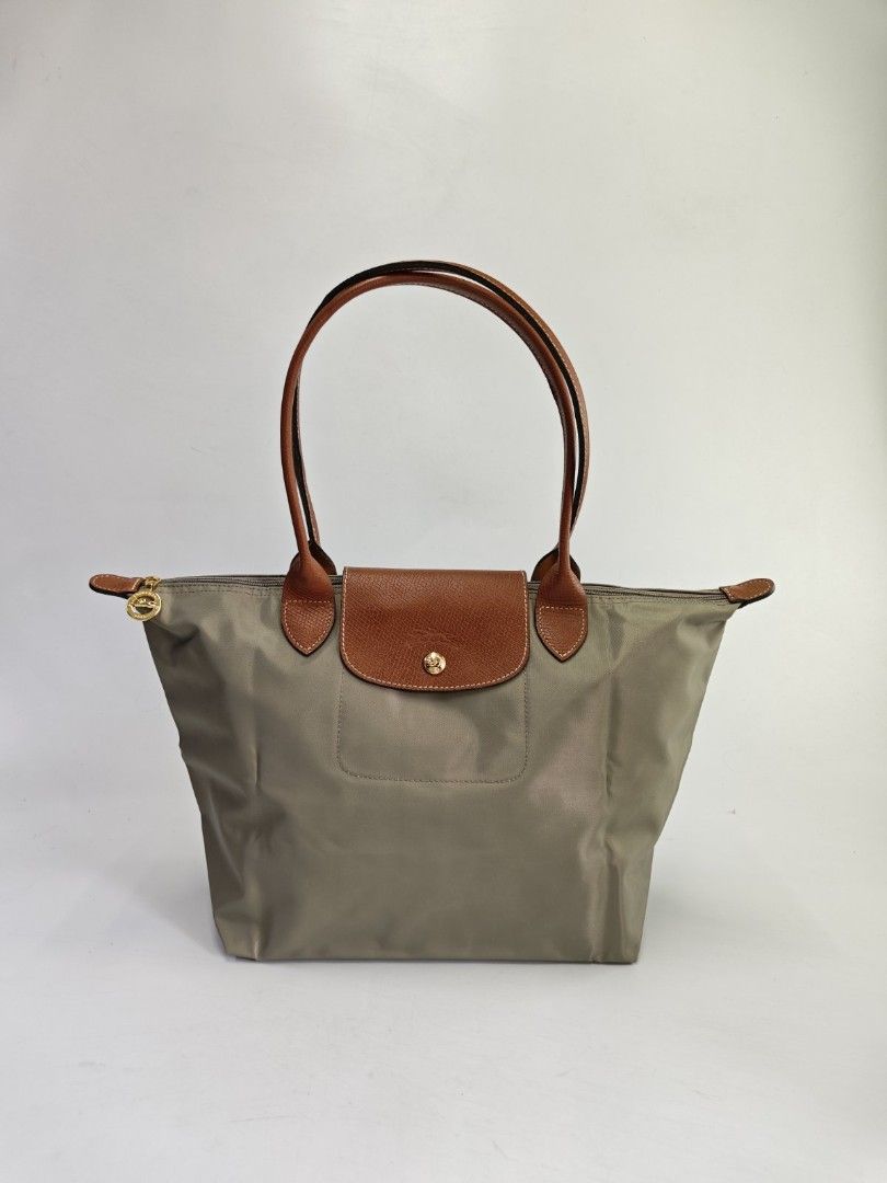 LONGCHAMP medium long handle le pliage classic gray/turtledove authentic (Category: Tote Bags) located in Quezon City. Submitted by elegantephbycharlie (Listing ID 1452924292, Image 2). Description: .